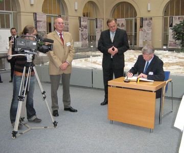 Auch der Ehrenpräsident Alan Borwell trägt sich in das Buch der Stadt Dresden ein. Die Presse und das Fernsehen waren auch da.