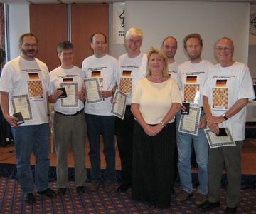 Die siegreiche Goldmedaillen-Olympiade-Mannschaft (Dr. Hans-Joachim Hofstetter, Dr. Matthias Kribben, Dr. Andreas Brenke, Dr. Stephan Busemann, Horst Bross, Peter Hertel und Dr. Baumbach) und die strahlende Annemarie Burghoff, die als 1. Frau Deutschlands