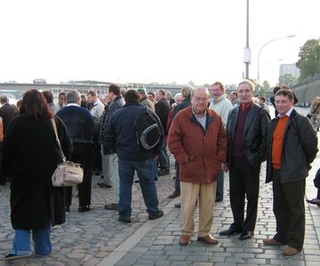 Zuerst fuhren uns die Reisebusse an das Elbe-Ufer vor den Brühlschen Terrassen der historischen Altstadt.