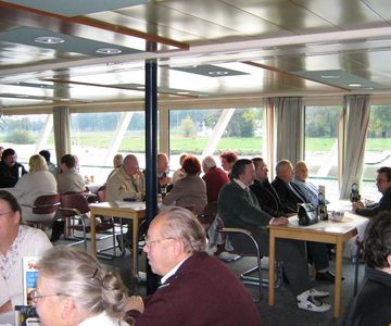 Das Schiff führt uns Elbe auswärts.