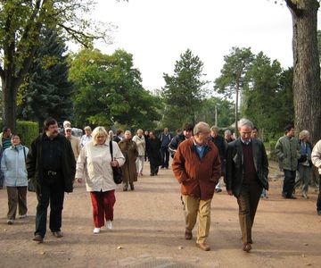 Am letzten Tag führt ein gemeinsamer Weg zu dem Grab von Bertl und Hans-Jürgen von Massow. Sie waren die eigentlichen "Eltern" des Internationalen Fernschachs!