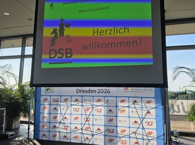 Messewand und Leinwand auf der Bühne