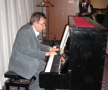 GM Dmitry Lybin aus Weißrußland, der auch die Hymne für den ICCF komponierte, spielte Lieder von Schubert.
