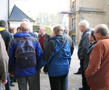 Eine Reiseführerin erklärt die Entstehung der Festung.