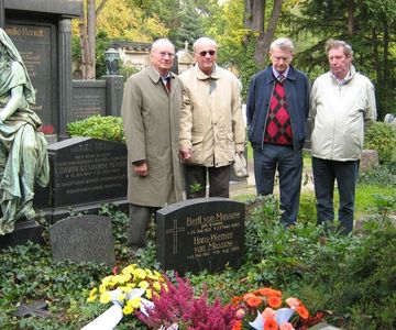 Fernschachfreunde, die eine besondere Verbundenheit zu Bertl und Hans-Werner von Massow hatten: Dr. Baumbach, Horst Rittner, Alan Borwell und Nol van´t Riet