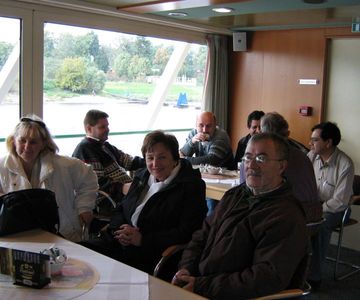 Witold Bielecki und Ehefrau (Polen); im Hintergrund: v.l.n.r.: Raymond Boger (Norwegen), Marjan Semrl (Slovenien), Sultan Mohammed Al-Kuwari (Katar) und Ambar Chatterjee (Indien)