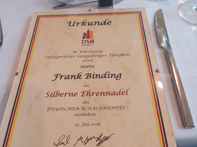 Urkunde und Ehrennadel für Frank Binding