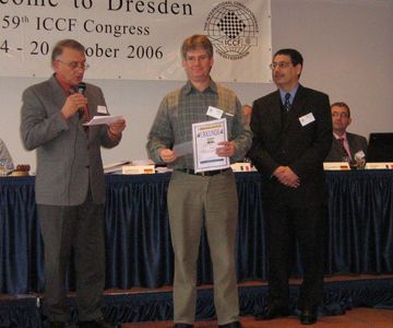 Den 2. Platz im Turnier erreichte die Mannschaft "Germany II ". Dr. Matthias Kribben, er spielte an Brett 3, nahm Urkunde und das Preisgeld stellvertretend entgegen.
