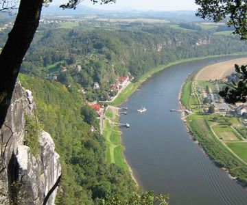 Und unten im Tal schlängelt sich die Elbe