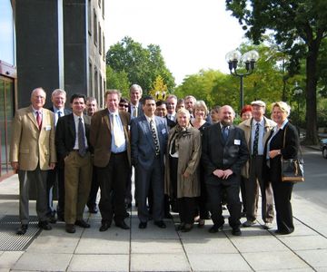 Vor dem Rathaus von Dresden: v.l.n.r. Dr. Fritz Baumbach, Alan Borwell, Gian-Maria Tani, Frank Geider, Nol van´t Riet, Pedro Hegoburu, Georg Pyrich, Med Samraoui, Ambar Chatterjee, Eric Ruch, Dr. Matthias Kribben, Margot Pöschel, Dinand Knol, Ruth Ann Fay