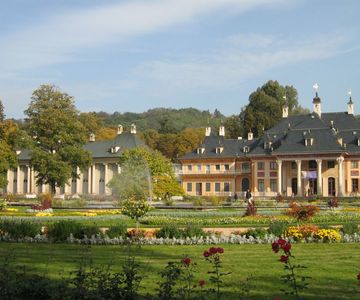 Wunderschöne Gebäude in liebevoll angelegten Gärten