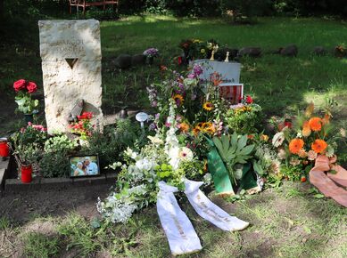 Familiengrab mit Trauerkränzen für Fritz Baumbach