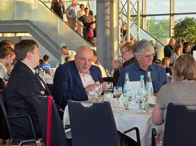 Kevin Högy (aktueller Präsident des Berliner Schachverbandes und DSB-Sportdirektor), Carsten Schmidt (ehemaliger Präsident und DSB-Geschäftsführer), Matthias Kribben (ehemaliger Präsident) und mit dem Rücken zur Kamera die Mutter von Lara Schulze