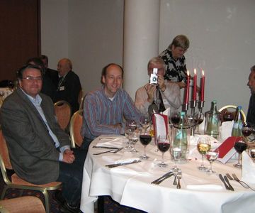 Ein Tisch mit deutschen Spitzenspielern: v.l.n.r. GM Wolfgang Rohde, GM Andres Benke, GM Dr. Stephan Busemann, Fr. Rütter-Busemann und rechts außen GM Peter Hertel