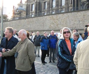 Am Elbe-Ufer warteten wir auf das Schiff. Links vorne: Sergey Grodzensky (Russland) und Grigory Sanakoev.