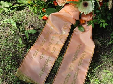 Trauergebinde des Weltfernschachverbandes