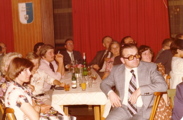 Eines der wenigen erhaltenen Bilder (Gemeinschaftsabend): Von links Martha Engelhardt, etwas verdeckt Holger Fabig, daneben (mit Zigarette) sein älterer Bruder, hinten links Horst Warneyer, rechts im Vordergrund Georg Engelhardt, die übrigen Personen sind