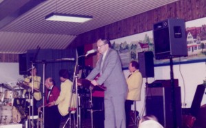 Das Bild zeigt den Präsidenten des BdF, Hermann Heemsoth, bei einer Ansprache.