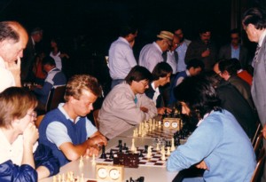 im Vordergrund links Holger Fabig und Dr. Bernhard Kopp, dazwischen Manfred Bauer