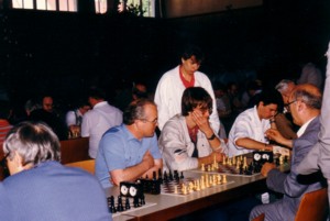 Mitte mit blauem Hemd: Georg Engelhardt, ganz rechts Georg Beisser