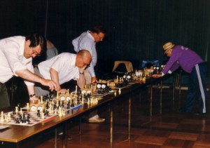 Turniersimultan, links Willy Rosen, ganz rechts (mit Hut) Claus Bebersdorf
