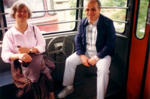 Ruhephase während einer kurzen Bahnfahrt, Änni Drosson und Georg Engelhardt