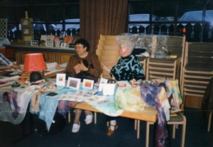 Hedy Metschan (links) mit einer Bekannten beim Verkauf von Seidenmalerei-Tüchern, die überwiegend ihre Tochter gefertigt hatte