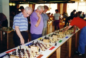 links Johann Kaiser, rechts Hansgeorg Kremer während des Turniersimultans