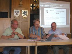 Bericht des Vorstands, v.l.: H. Gromotka, U. Bekemann, Dr. F. Baumbach